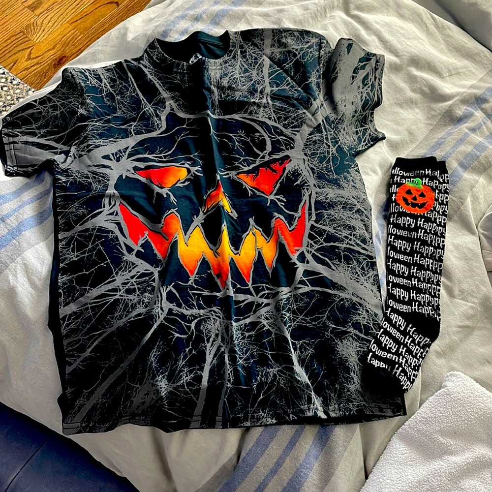 Spirit Halloween Scary  🎃 T-shirt and 🧦